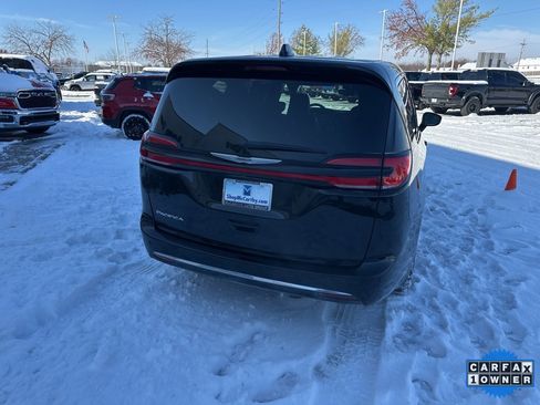 Used 2025 Chrysler Pacifica Select image 30