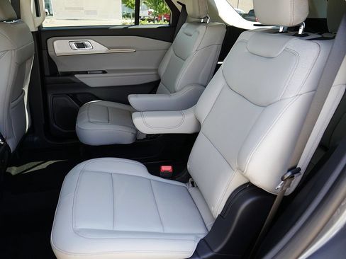 New 2026 Ford Explorer Active w/ Active Comfort Package AWD/4WD image 16