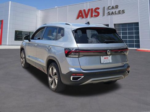Used 2025 Volkswagen Taos SE AWD/4WD image 3