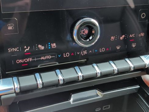 Used 2025 GMC Yukon XL Denali AWD/4WD image 23