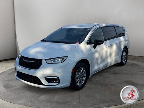 Used 2025 Chrysler Pacifica Select FWD image 3