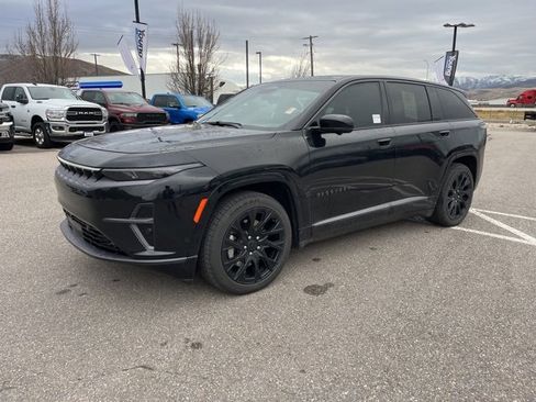 Used 2025 Jeep Wagoneer S Launch Edition w/ Trailer Tow Group image 8