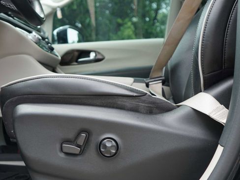 Used 2022 Chrysler Pacifica Limited FWD image 20