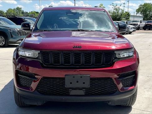 Used 2025 Jeep Grand Cherokee Altitude AWD/4WD image 2