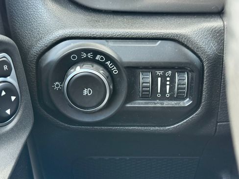 Used 2018 Jeep Wrangler Unlimited Sahara w/ Dual Top Group image 38