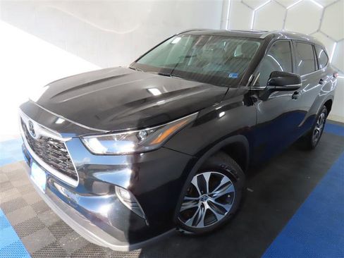 Used 2023 Toyota Highlander XLE FWD image 4