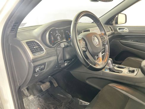 Used 2022 Jeep Grand Cherokee Laredo X image 9