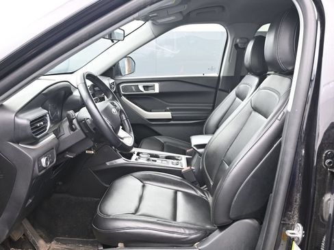 Used 2020 Ford Explorer XLT w/ Equipment Group 202A AWD/4WD image 17