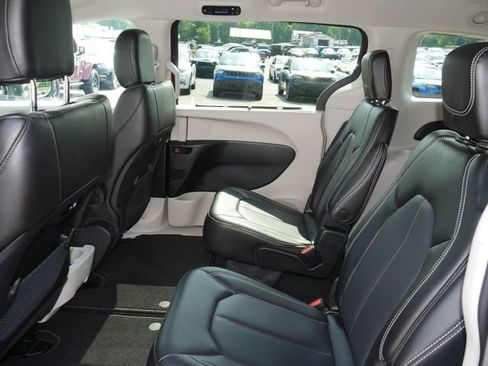 Used 2023 Chrysler Pacifica Touring-L FWD image 25
