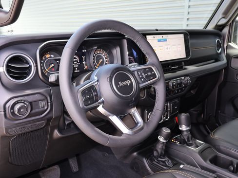Used 2025 Jeep Wrangler Unlimited Sahara AWD/4WD image 11