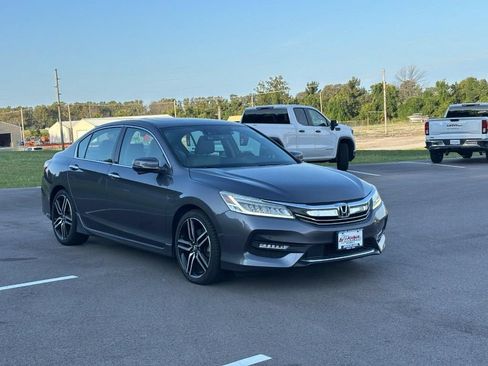 Used 2017 Honda Accord Touring image 3