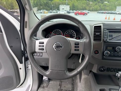 Used 2016 Nissan Frontier SL w/ Moonroof Package AWD/4WD image 10