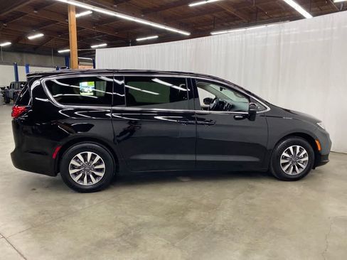 Used 2024 Chrysler Pacifica Limited FWD image 6