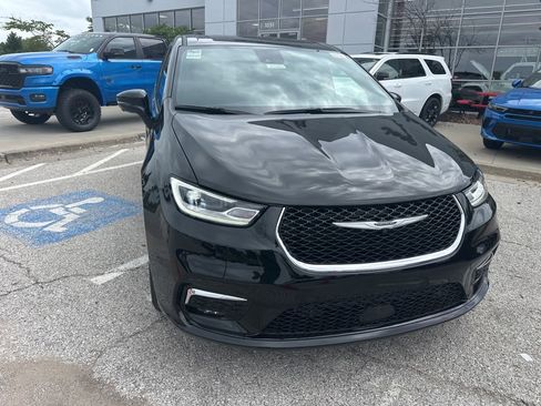 New 2025 Chrysler Pacifica Select w/ Uconnect Theater Family Group image 8