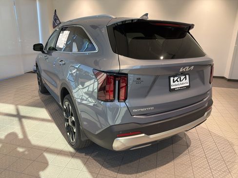 Used 2025 Kia Sorento EX w/ Panoramic Sunroof Package image 3