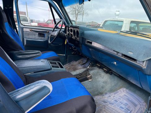Used 1988 Chevrolet Suburban 2500 image 11