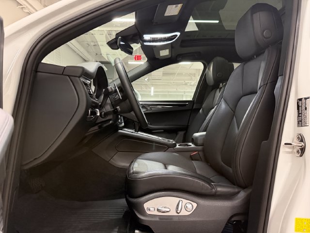 Certified 2026 Porsche Macan AWD/4WD image 5