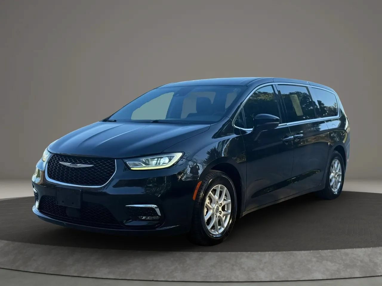 Used 2024 Chrysler Pacifica Touring FWD image 2