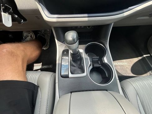 Used 2018 Toyota Highlander Plus w/ Carpet Mat Package (TMS) FWD image 28