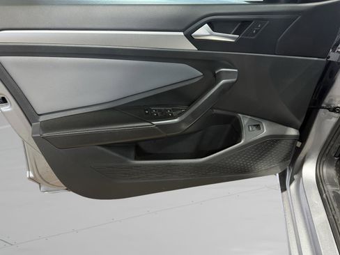 Used 2025 Volkswagen Jetta SE image 33