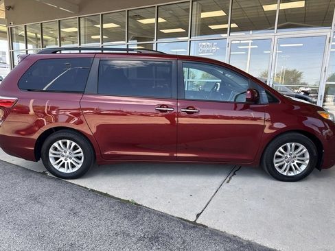 Used 2016 Toyota Sienna XLE Premium FWD image 2