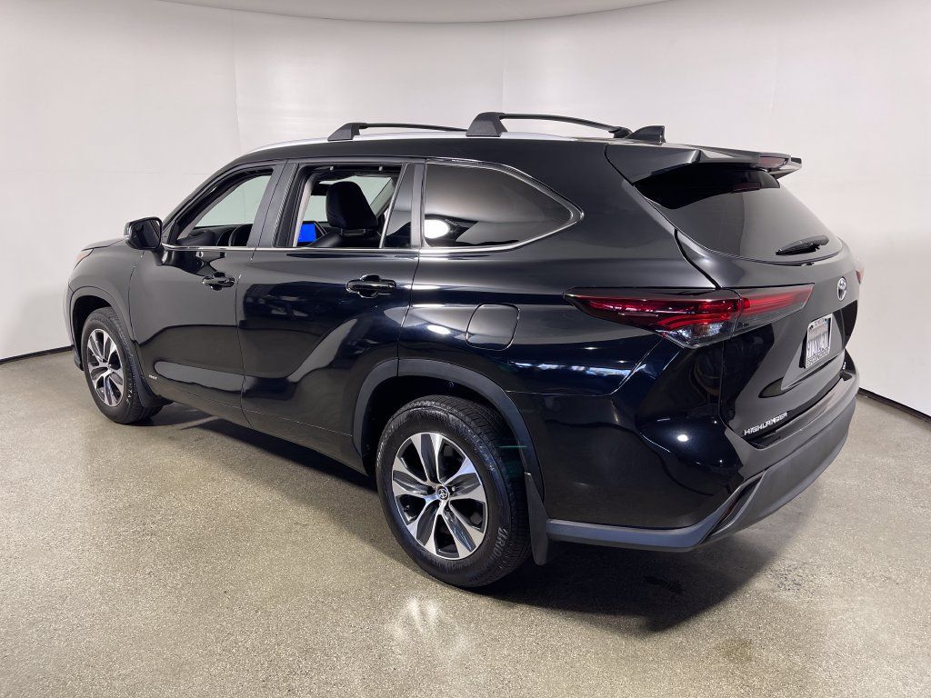 Used 2025 Toyota Highlander XLE AWD/4WD image 5