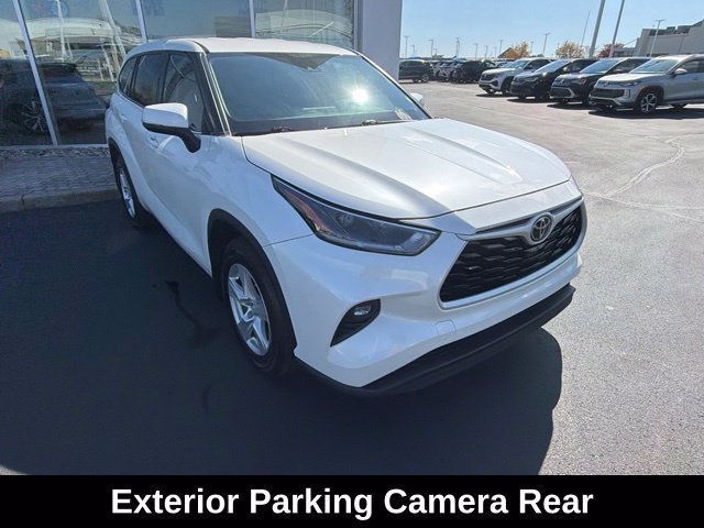 Used 2021 Toyota Highlander LE AWD/4WD image 4