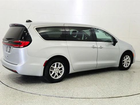 Used 2023 Chrysler Pacifica Touring-L FWD image 7