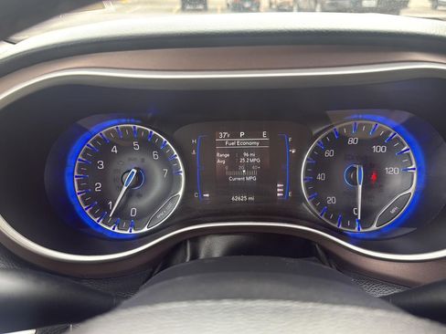 Used 2023 Chrysler Voyager LX image 12