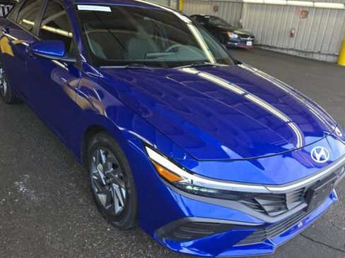 Used 2024 Hyundai Elantra SEL image 2