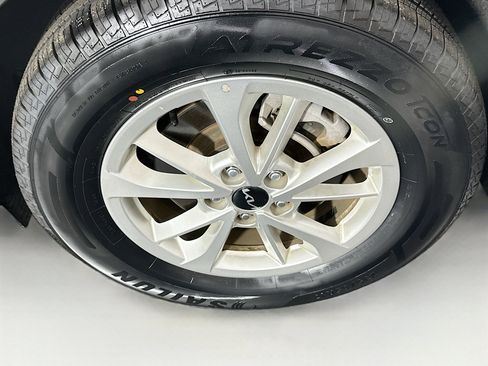 Used 2024 Kia Carnival LX image 11