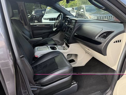 Used 2018 Dodge Grand Caravan SXT FWD image 11