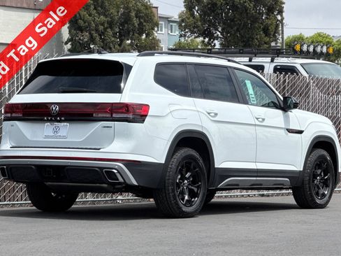 New 2025 Volkswagen Atlas Peak Edition SE image 5