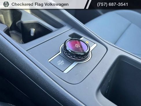 Used 2025 Volkswagen Tiguan SE AWD/4WD image 44
