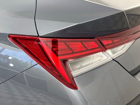 Used 2024 Hyundai Elantra Limited image 16