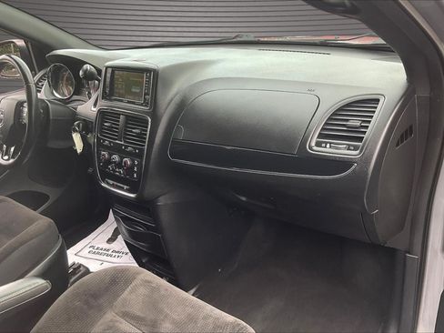 Used 2018 Dodge Grand Caravan SE FWD image 25
