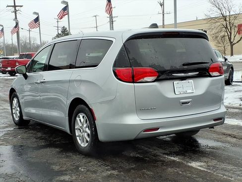 Used 2023 Chrysler Voyager LX image 5