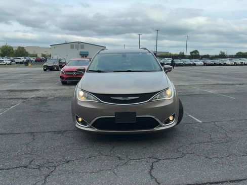 Used 2017 Chrysler Pacifica Touring-L w/ Tire & Wheel Group FWD image 2