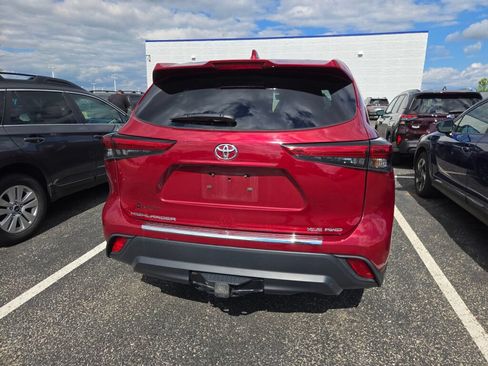 Used 2022 Toyota Highlander XLE AWD/4WD image 4
