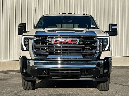 New 2026 GMC Sierra 2500 SLE image 3