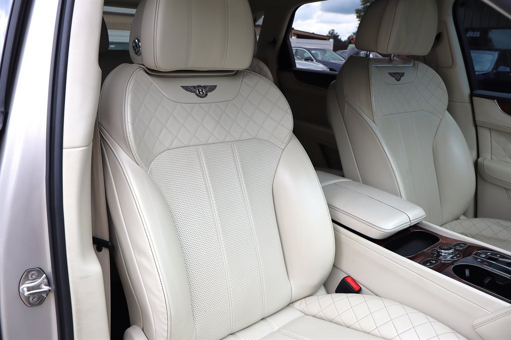 Used 2017 Bentley Bentayga AWD/4WD image 24