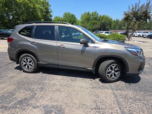 Used 2019 Subaru Forester Premium AWD/4WD image 3