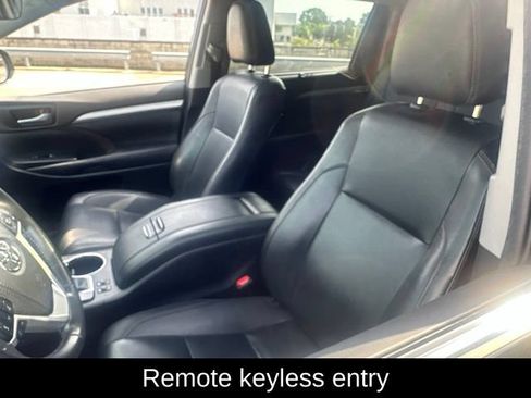 Used 2019 Toyota Highlander XLE AWD/4WD image 8