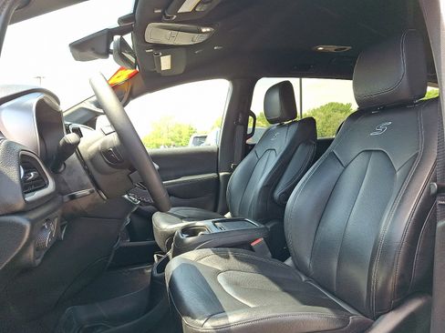 Certified 2022 Chrysler Pacifica Touring-L w/ S Appearance Package FWD image 13