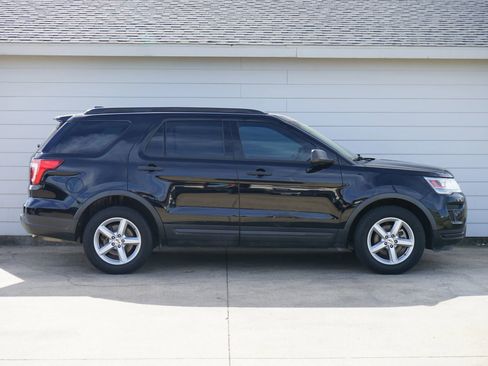 Used 2018 Ford Explorer FWD image 2