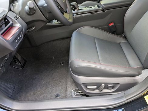 Used 2026 Toyota Prius Plug-In Hybrid image 4