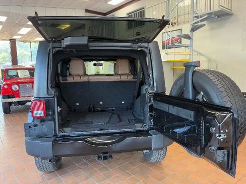 Used 2016 Jeep Wrangler Unlimited Sahara w/ Max Tow Package AWD/4WD image 12