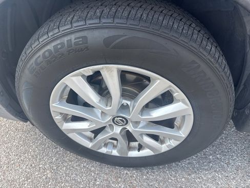 Used 2018 Nissan Rogue SV image 12