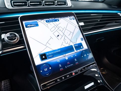 Used 2023 Mercedes-Benz S 580e 4MATIC Sedan w/ AMG Line image 17