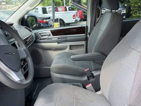Used 2010 Chrysler Town & Country Touring FWD image 10